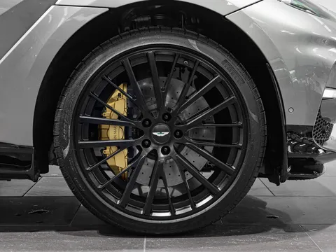 Aston Martin DBX 707 3