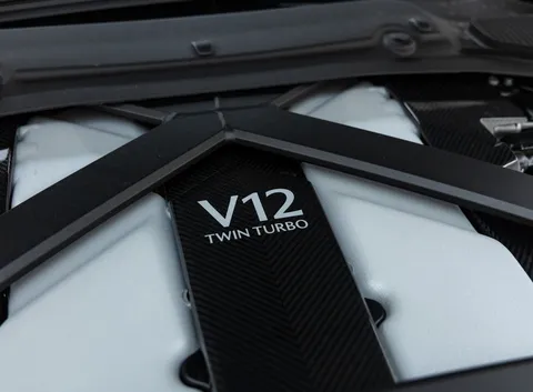 Aston Martin Vanquish Volante 2