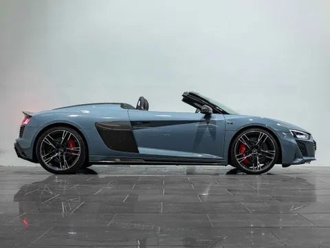 Audi R8 V10 Performance Carbon Black Spyder — photo 2 of 17