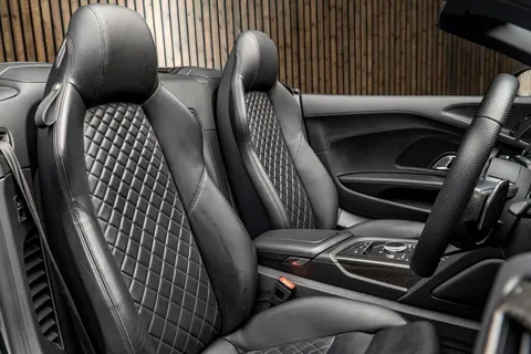 Audi R8 V10 Plus Spyder — photo 2 of 44