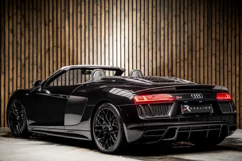 Audi R8 V10 Plus Spyder — photo 3 of 44