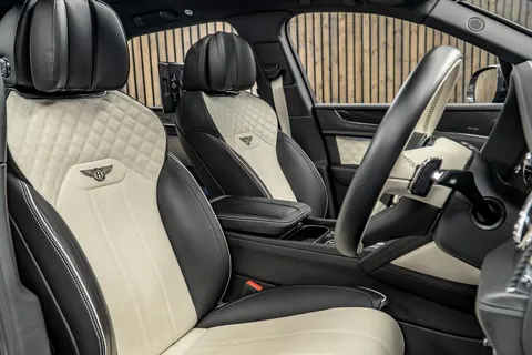 Bentley Bentayga Hybrid — photo 2 of 52