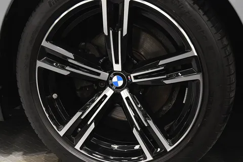 BMW 2 Series 220i M Sport — photo 2 of 40