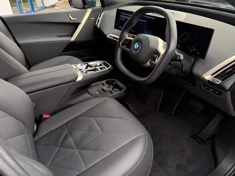 BMW iX xDrive50 M Sport — photo 2 of 4