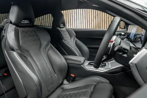 BMW M4 Competition xDrive 2