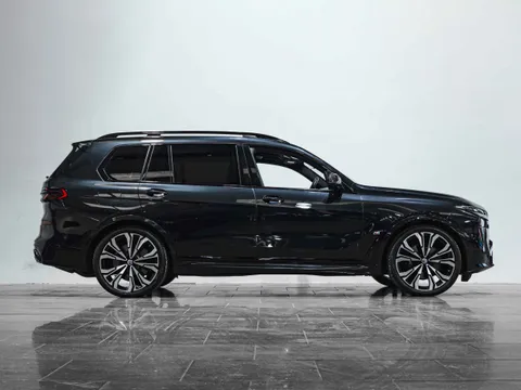 BMW X7 M60i — photo 2 of 16