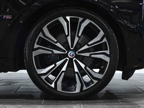 BMW X7 M60i — photo 3 of 16
