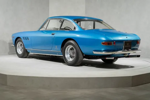 Ferrari 330 GT 2+2 — photo 5 of 40