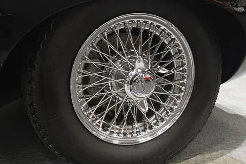 Jaguar E-Type Series 1 Roadster — photo 2 of 33