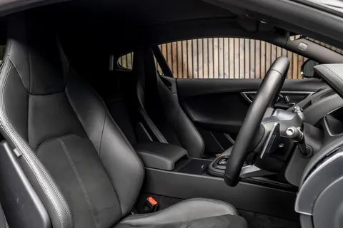 Jaguar F-Type R-Dynamic Plus — photo 2 of 46
