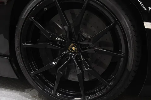 Lamborghini Aventador LP 700-4 — photo 2 of 42