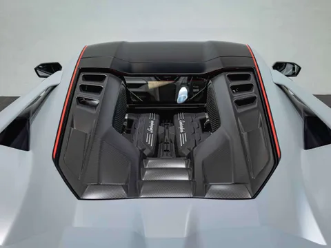Lamborghini Revuelto — photo 2 of 26