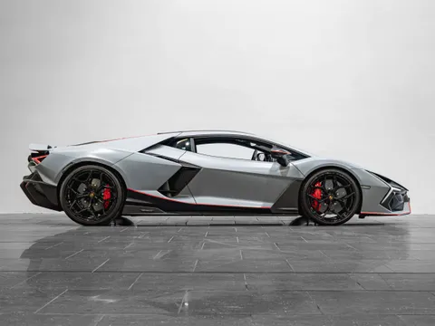Lamborghini Revuelto — photo 4 of 26