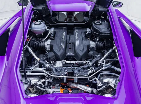 Lamborghini Revuelto — photo 2 of 63
