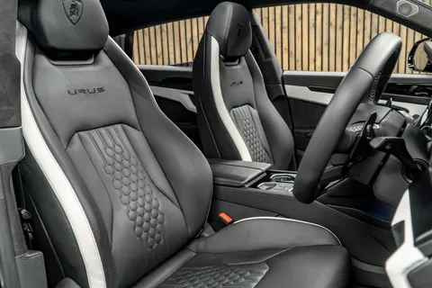 Lamborghini Urus — photo 2 of 50