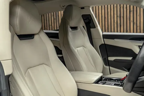 Lamborghini Urus — photo 2 of 48