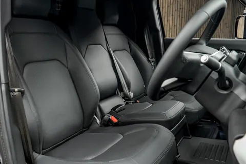 Land Rover Defender 110 X-Dynamic SE — photo 2 of 45