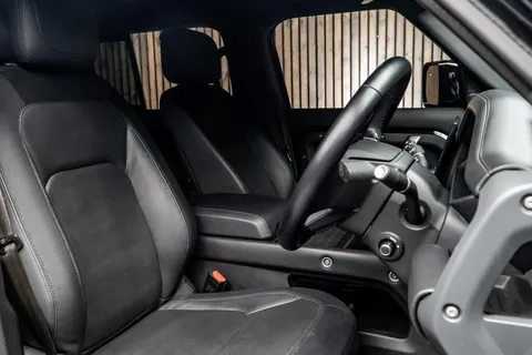 Land Rover Defender 110 D300 X-Dynamic HSE — photo 2 of 45