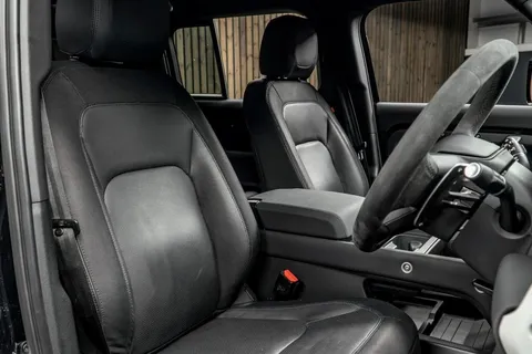 Land Rover Defender 110 D300 X-Dynamic SE 2