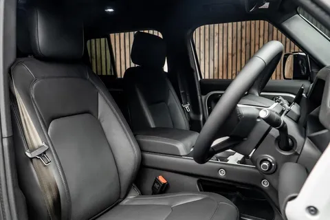 Land Rover Defender 110 D350 X-Dynamic HSE — photo 2 of 46