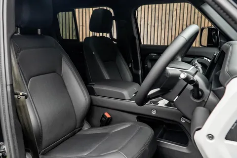 Land Rover Defender 110 D350 X-Dynamic SE — photo 2 of 39