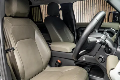 Land Rover Defender 110 P400e XS Edition — photo 2 of 44