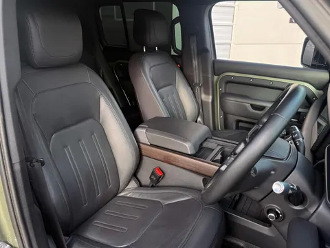 Land Rover Defender 110 P400 X — photo 4 of 4