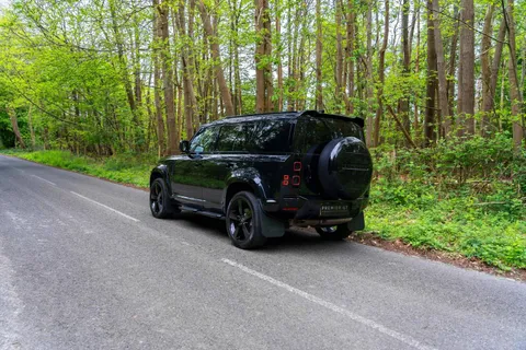 Land Rover Defender 110 Hard Top SE — photo 2 of 9