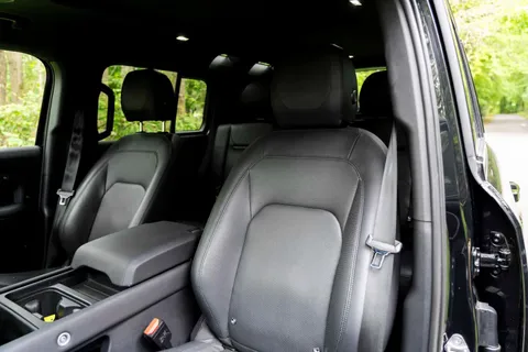 Land Rover Defender 110 Hard Top SE — photo 4 of 9