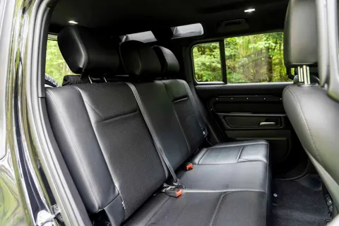 Land Rover Defender 110 Hard Top SE — photo 5 of 9