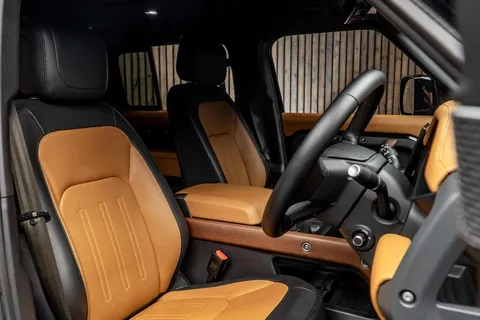 Land Rover Defender 110 P400 X — photo 2 of 46