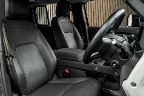 Land Rover Defender 110 P400 XS Edition — photo 2 of 40