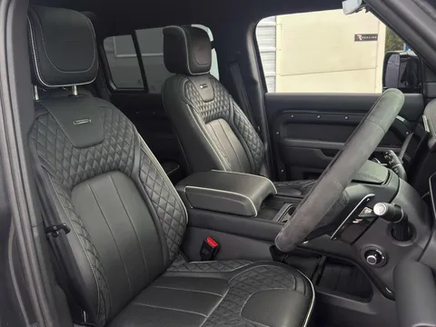 Land Rover Defender 110 V8 — photo 3 of 3