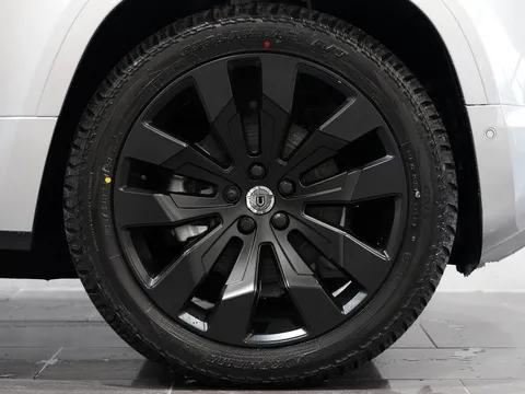 Land Rover Defender 110 XS Edition D250 — photo 4 of 14