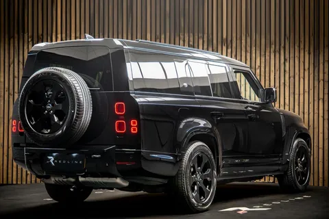 Land Rover Defender 130 D300 X-Dynamic HSE — photo 4 of 41