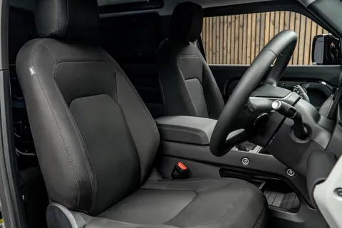 Land Rover Defender 90 — photo 2 of 43