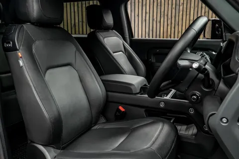 Land Rover Defender 90 D250 X-Dynamic HSE — photo 2 of 46