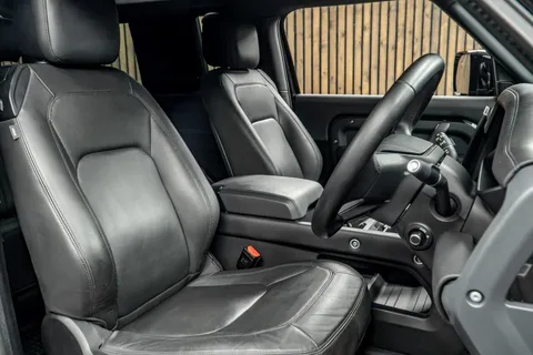 Land Rover Defender 90 D250 X-Dynamic HSE — photo 2 of 32