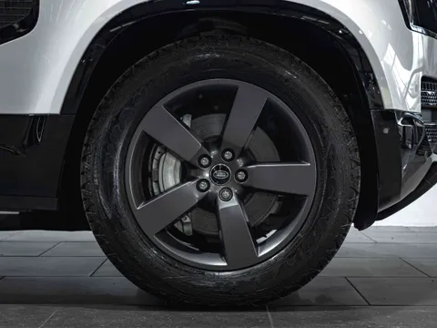 Land Rover Defender 90 X-Dynamic HSE D300 — photo 4 of 11