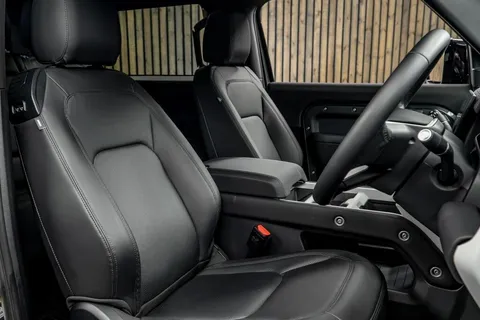 Land Rover Defender 90 X-Dynamic SE 2
