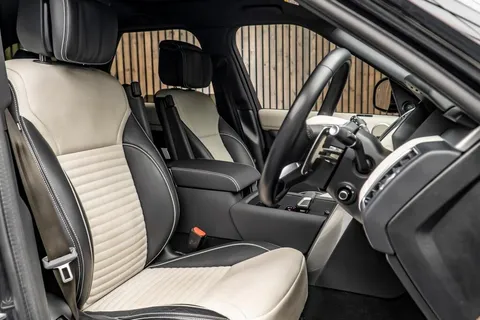 Land Rover Discovery D300 Dynamic HSE — photo 2 of 44