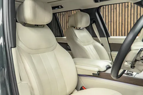Land Rover Range Rover P550e Autobiography — photo 2 of 46