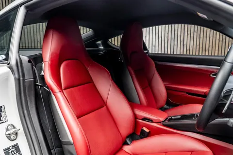 Porsche 718 Cayman T — photo 2 of 37