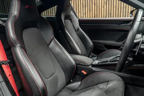 Porsche 911 Carrera GTS 2