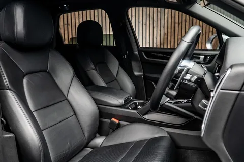 Porsche Cayenne E-Hybrid — photo 2 of 46