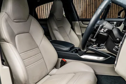 Porsche Cayenne Turbo S E-Hybrid — photo 2 of 46