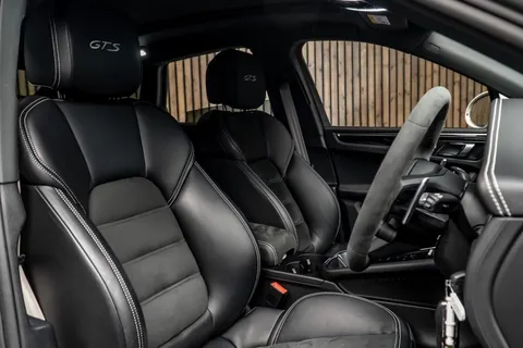 Porsche Macan GTS — photo 2 of 46