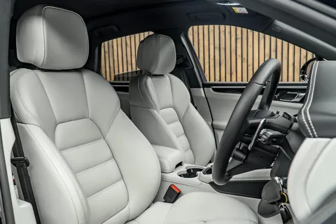 Porsche Macan T 2