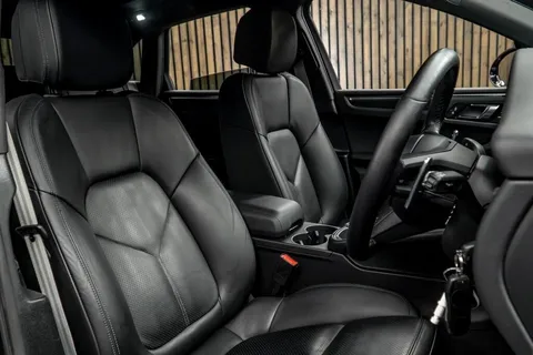 Porsche Macan T 2