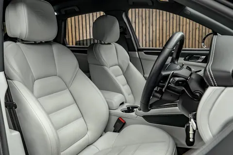 Porsche Macan T 2